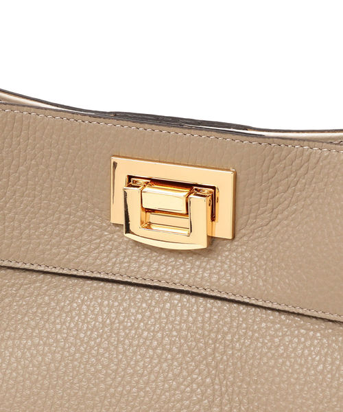 SHIPS（シップス）の「CAROL J.:2WAYハンドルトート (M)（ショルダーバッグ・レディース・グレー/オフホワイト・ONE SIZE）」の10枚目の写真