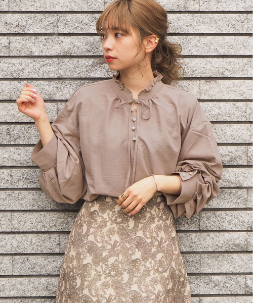 tiptop（ティップトップ）の「ヘンリーネックボリューム袖ブラウス（シャツ/ブラウス・レディース・オフホワイト/ブラック/ブラウン/グリーン/ブルー/B/A/パープル・FREE）」の4枚目の写真