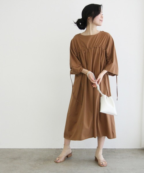 ADAM ET ROPE'(アダムエロペ)の「ギャザーフレアーカットワンピース(ワンピース・レディース・ブラック/ブラウン・FREE)」の3枚目の写真