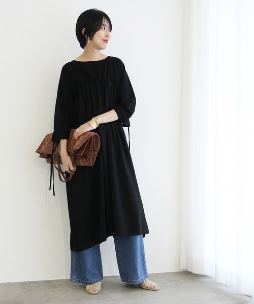 ADAM ET ROPE'(アダムエロペ)の「ギャザーフレアーカットワンピース(ワンピース・レディース・ブラック/ブラウン・FREE)」の4枚目の写真