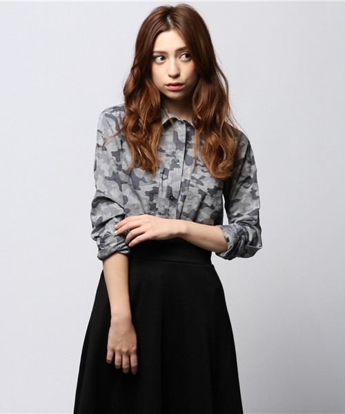 ROSE BUD（ローズバッド）の「S-LSH-14203 CAMOUFLAGE L/S（シャツ/ブラウス・レディース・ブラック/カーキ・ONE SIZE）」の2枚目の写真