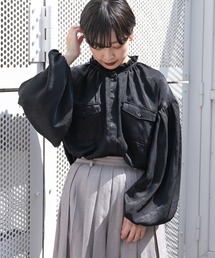 サテンフリルハイネックブラウス