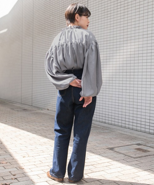 kutir（クティール）の「サテンフリルハイネックブラウス（シャツ/ブラウス・レディース・ライトブルー/ブラック/アイボリー・FREE）」の5枚目の写真