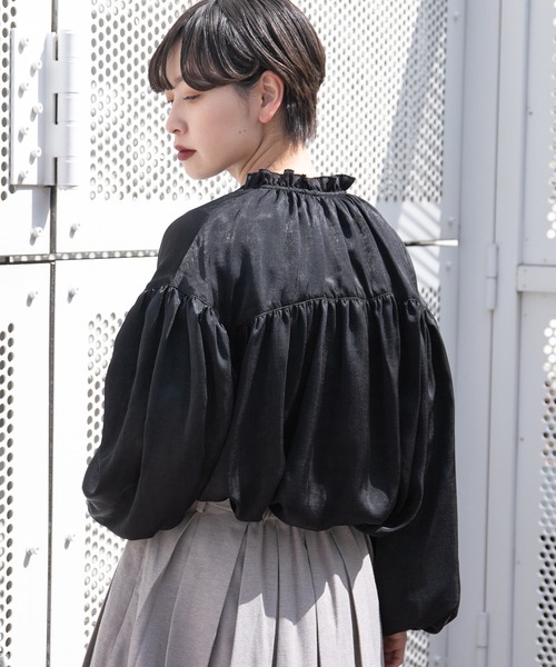kutir（クティール）の「サテンフリルハイネックブラウス（シャツ/ブラウス・レディース・ライトブルー/ブラック/アイボリー・FREE）」の6枚目の写真