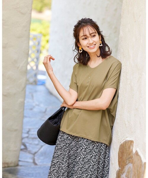 Tiaclasse(ティアクラッセ)の「【撥水加工・洗える】大人上品なドルマンスリーブトップス(Tシャツ/カットソー・レディース・ブラック/ダークブラウン/オフホワイト/グリーン/キャメル・FREE)」の16枚目の写真