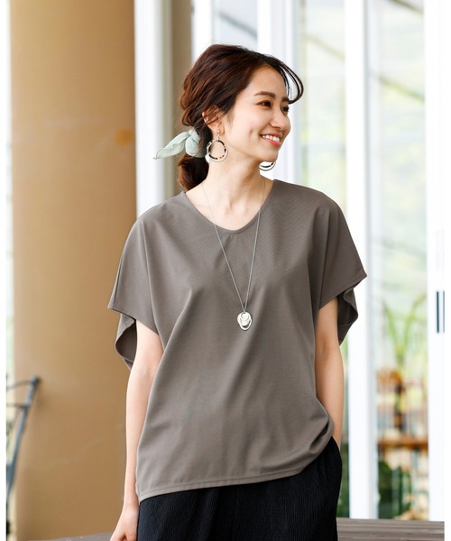 Tiaclasse(ティアクラッセ)の「【撥水加工・洗える】大人上品なドルマンスリーブトップス(Tシャツ/カットソー・レディース・ブラック/ダークブラウン/オフホワイト/グリーン/キャメル・FREE)」の4枚目の写真