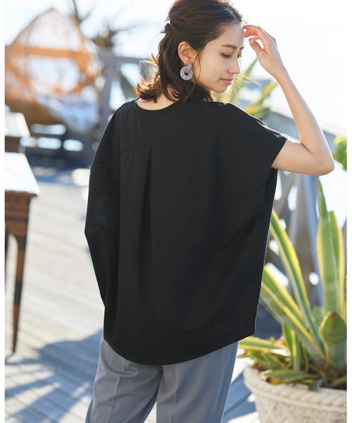 Tiaclasse(ティアクラッセ)の「【撥水加工・洗える】大人上品なドルマンスリーブトップス(Tシャツ/カットソー・レディース・ブラック/ダークブラウン/オフホワイト/グリーン/キャメル・FREE)」の3枚目の写真