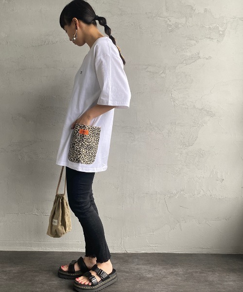 UNIVERSAL OVERALL（ユニバーサルオーバーオール）の「[UNIVERSAL OVERALL/ユニバーサルオーバーオール] 別注 カバーオールポケットＴシャツ（Tシャツ/カットソー・レディース・ホワイト系その他/ブラック系その他/ホワイト系その他2/サックスブルー系・S/M/L/XL）」の2枚目の写真