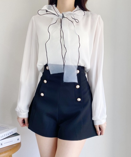 Loueme(ルエム)の「ゴールドボタンハイウエストショートパンツ(その他パンツ・レディース・ブラック/ベージュ/アイボリー・M)」の4枚目の写真