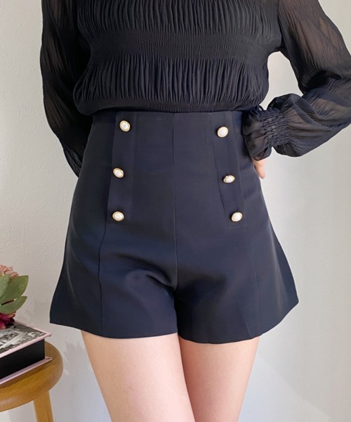 Loueme（ルエム）の「ゴールドボタンハイウエストショートパンツ