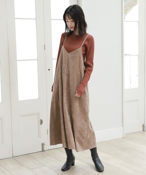 LAKOLE(ラコレ)の「ストレッチベロアキャミワンピース / 229324(ワンピース・レディース・ブラック/キャメル/グレイッシュベージュ・SMALL/MEDIUM)」の2枚目の写真