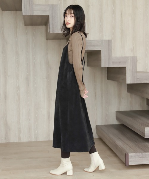 LAKOLE(ラコレ)の「ストレッチベロアキャミワンピース / 229324(ワンピース・レディース・ブラック/キャメル/グレイッシュベージュ・SMALL/MEDIUM)」の3枚目の写真