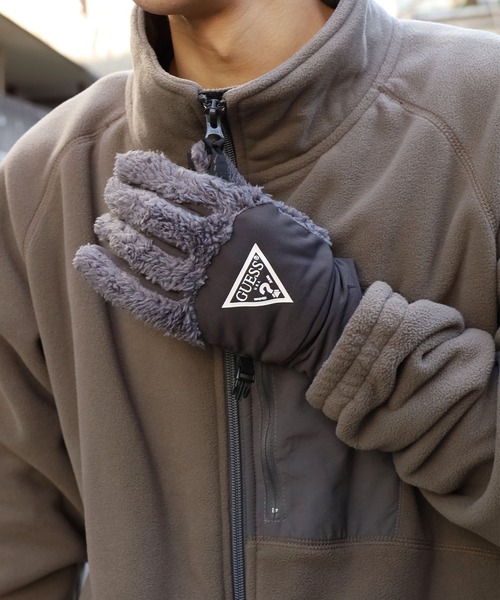Guess（ゲス）の「GUESS/ゲス Gloves Triangle 手袋 グローブ タッチパネル対応（手袋・メンズ・ブラック/グレー・S/M）」の4枚目の写真