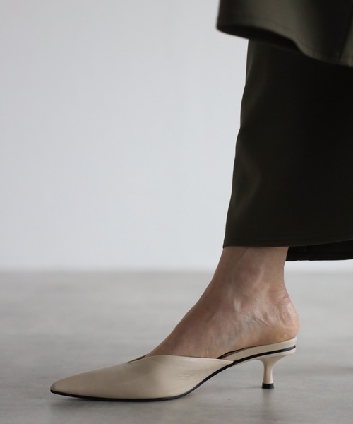 ap retro（アプレトロ）の「ポインテッドトゥミュール（パンプス・レディース・ホワイト/ブラック・LARGE/MEDIUM）」の14枚目の写真