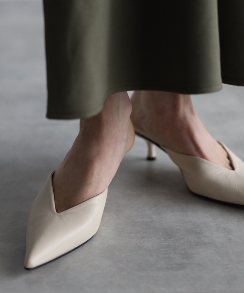 ap retro（アプレトロ）の「ポインテッドトゥミュール（パンプス・レディース・ホワイト/ブラック・LARGE/MEDIUM）」の13枚目の写真