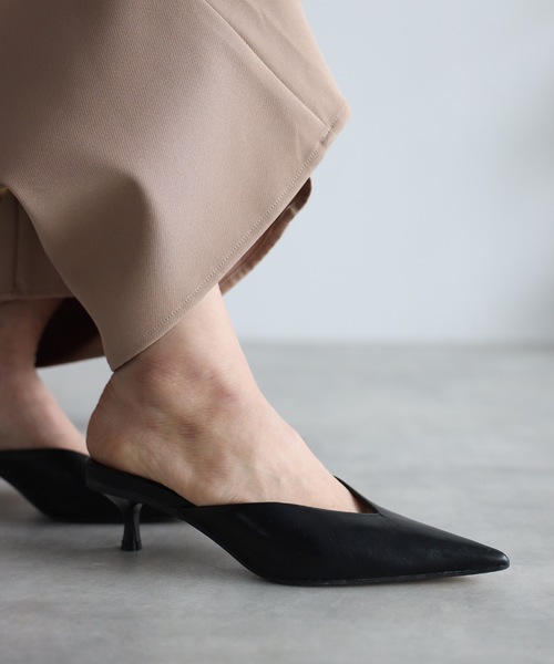 ap retro（アプレトロ）の「ポインテッドトゥミュール（パンプス・レディース・ホワイト/ブラック・LARGE/MEDIUM）」の9枚目の写真