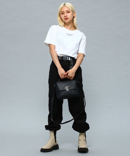 Calvin Klein(カルバン・クライン)の「ミニマル モノグラム ワンハンド ルショルダーバッグ(ハンドバッグ・レディース・ホワイト/ブラック・FREE)」の4枚目の写真