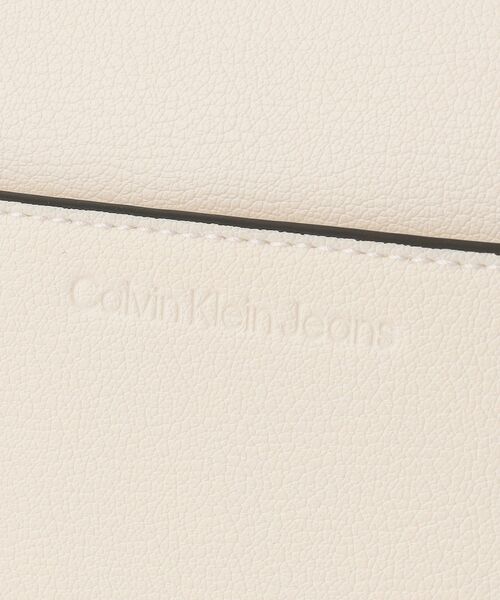 Calvin Klein(カルバン・クライン)の「ミニマル モノグラム ワンハンド ルショルダーバッグ(ハンドバッグ・レディース・ホワイト/ブラック・FREE)」の5枚目の写真