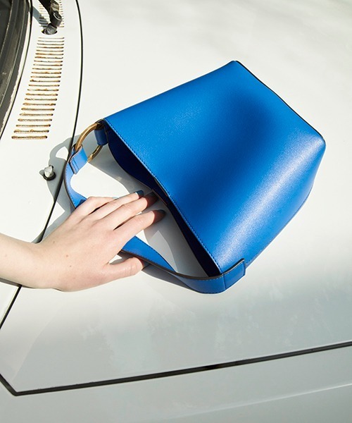 Mila Owen（ミラオーウェン）の「リングモチーフミニバケットバッグ（ショルダーバッグ・レディース・ホワイト/ブラック/オレンジ/ブルー・FREE）」の4枚目の写真