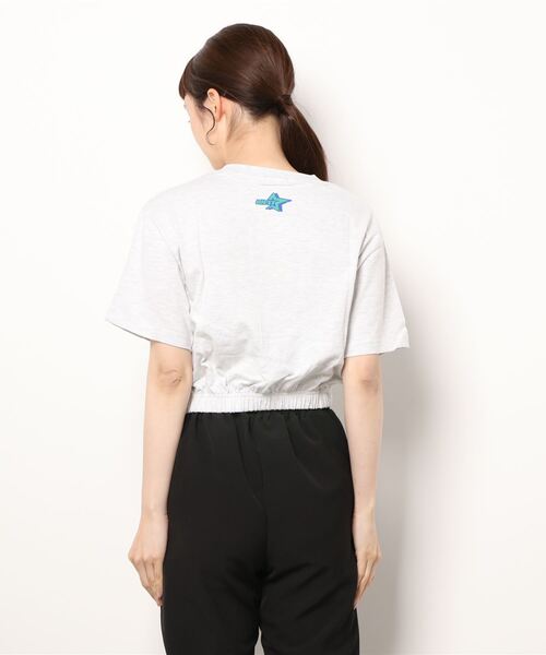 SPINNS(スピンズ)の「ウエストゴム入りフロントロゴショート丈半袖Tシャツ(Tシャツ/カットソー・レディース・オートミール/チャコール/ホワイト/ブラック×ブルー・ONESIZE)」の5枚目の写真