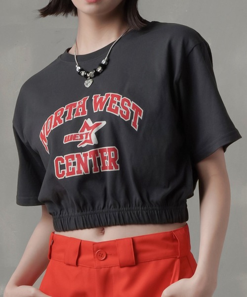 SPINNS(スピンズ)の「ウエストゴム入りフロントロゴショート丈半袖Tシャツ(Tシャツ/カットソー・レディース・オートミール/チャコール/ホワイト/ブラック×ブルー・ONESIZE)」の4枚目の写真