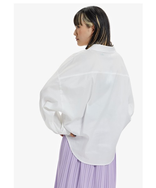 FRED PERRY（フレッドペリー）の「Ribbed Shirt Cardigan（シャツ/ブラウス・レディース・ホワイト/ライトグレー・10）」の4枚目の写真