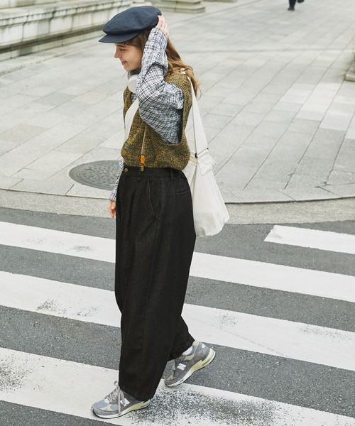 MONO-MART LADY'S(モノマートレディース)の「ハイウエストタックワイドバルーンデニムパンツ(デニムパンツ・レディース・ブラック/サックスブルー/インディゴブルー/チャコールグレー・S/M)」の11枚目の写真