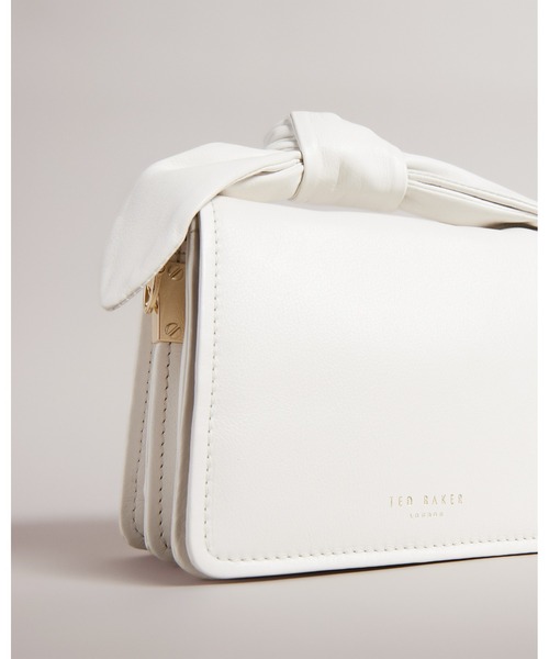 Ted Baker（テッドベーカー）の「NIYAH ソフトレザー　リボン ミニ クロスボディバッグ（ショルダーバッグ・レディース・ピンク/ブラック/ホワイト/グリーン・O/S）」の6枚目の写真