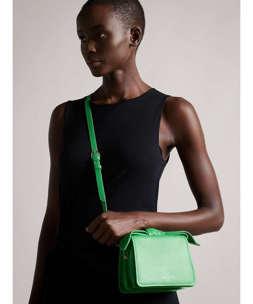 Ted Baker（テッドベーカー）の「NIYAH ソフトレザー　リボン ミニ クロスボディバッグ（ショルダーバッグ・レディース・ピンク/ブラック/ホワイト/グリーン・O/S）」の13枚目の写真