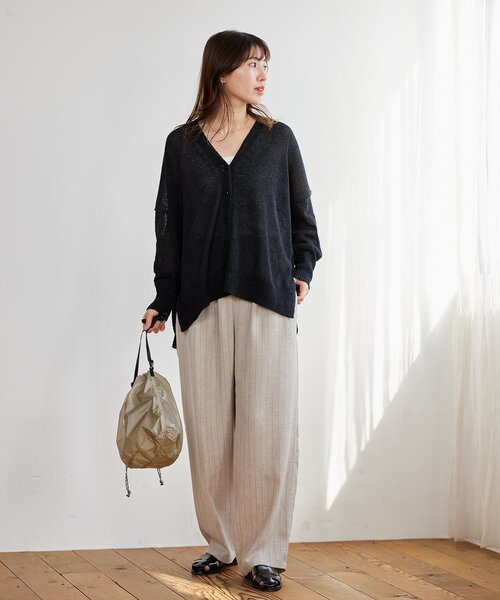 JOURNAL STANDARD（ジャーナルスタンダード）の「ペーパーヤーンVネックカーディガン（カーディガン/ボレロ・レディース・ブラック/アイボリー/ブルー・FREE）」の19枚目の写真