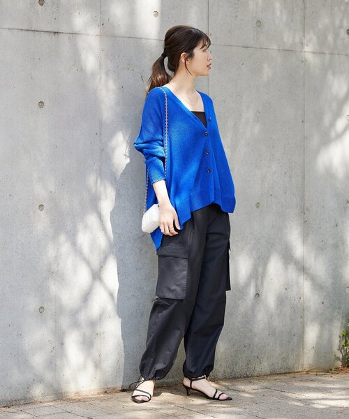 JOURNAL STANDARD（ジャーナルスタンダード）の「ペーパーヤーンVネックカーディガン（カーディガン/ボレロ・レディース・ブラック/アイボリー/ブルー・FREE）」の8枚目の写真