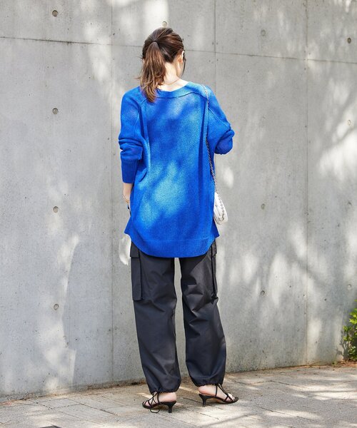 JOURNAL STANDARD（ジャーナルスタンダード）の「ペーパーヤーンVネックカーディガン（カーディガン/ボレロ・レディース・ブラック/アイボリー/ブルー・FREE）」の14枚目の写真