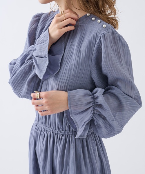 COLONY 2139（コロニートゥーワンスリーナイン）の「肩パールプリーツワンピース（ワンピース・レディース・ブラック/グレー/ライトグレー・FREE）」の2枚目の写真