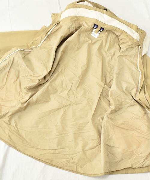 patagonia(パタゴニア)の「【ヴィンテージ古着】Patagonia / パタゴニア フード付き フルジップナイロンジャケット ライトダウンライナー付き(ナイロンジャケット・レディース・ベージュ・SMALL)」の11枚目の写真