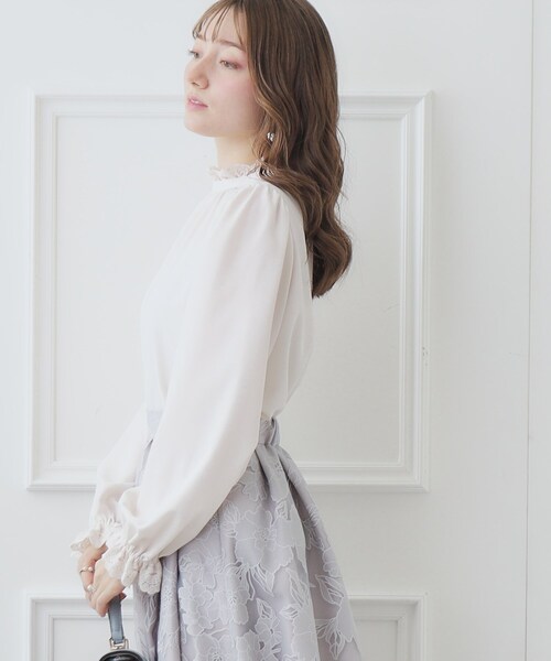 couture brooch（クチュールブローチ）の「◆【2024春新作】【前後2WAY】エンブロレースブラウス（シャツ/ブラウス・レディース・オフホワイト/ブラック/ライトグレー/ピンク・36/38/40/42）」の16枚目の写真