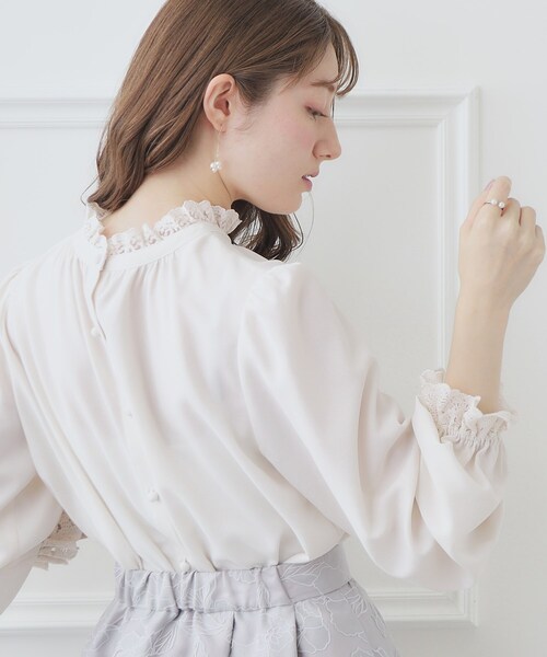 couture brooch（クチュールブローチ）の「◆【2024春新作】【前後2WAY】エンブロレースブラウス（シャツ/ブラウス・レディース・オフホワイト/ブラック/ライトグレー/ピンク・36/38/40/42）」の22枚目の写真