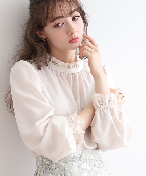 couture brooch（クチュールブローチ）の「◆【2024春新作】【前後2WAY】エンブロレースブラウス（シャツ/ブラウス・レディース・オフホワイト/ブラック/ライトグレー/ピンク・36/38/40/42）」の2枚目の写真