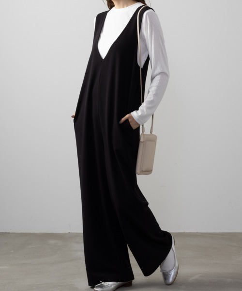 NAVY（ネイビー）の「NAVY 高身長向け インナー付きサロペット アンサンブル（サロペット/オーバーオール・レディース・ブラック/ネイビー/ベージュ・フリー）」の2枚目の写真