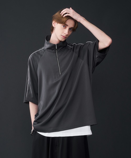 KUUUPY（クーピー）の「Drape Piping Half  Zip T-Shirt - ドレープパイピングハーフジップTシャツ（Tシャツ/カットソー・メンズ・ブラック/チャコールグレー/ブルー・SMALL/MEDIUM/LARGE）」の8枚目の写真
