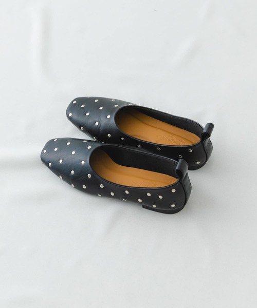 RODE SKO（ロデスコ）の「スタッズフラットシューズ（パンプス・レディース・ベージュ系その他/ブラック・36/37/38）」の2枚目の写真