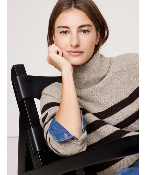 Banana Republic（バナナリパブリック）の「オーバーサイズ ミッドウェイト カシミヤ タートルネックセーター（ニット/セーター・レディース・ブラウン系その他/アイボリー/ブラウン/その他/グリーン/ライトブルー/ブラック/レッド/ライトグレー/コバルトブルー/ブラウン系その他2/ワイン/カーキ/オフホワイト/パープル系その他/レッド系その他・L/M/S/XS）」の22枚目の写真