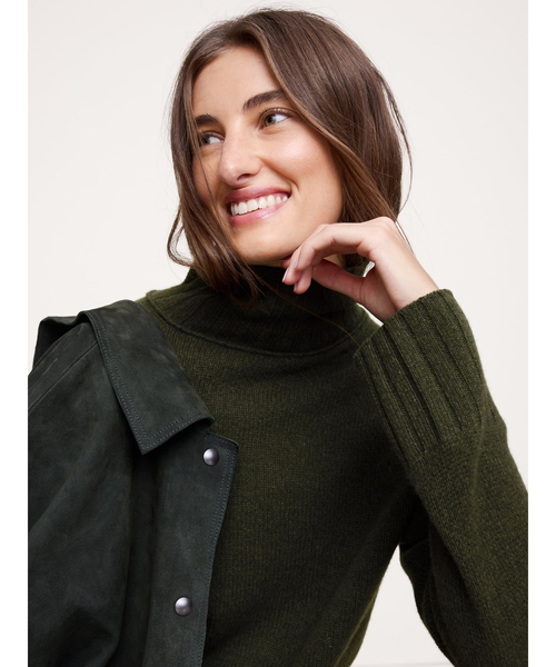 Banana Republic（バナナリパブリック）の「オーバーサイズ ミッドウェイト カシミヤ タートルネックセーター（ニット/セーター・レディース・ブラウン系その他/アイボリー/ブラウン/その他/グリーン/ライトブルー/ブラック/レッド/ライトグレー/コバルトブルー/ブラウン系その他2/ワイン/カーキ/オフホワイト/パープル系その他/レッド系その他・L/M/S/XS）」の17枚目の写真