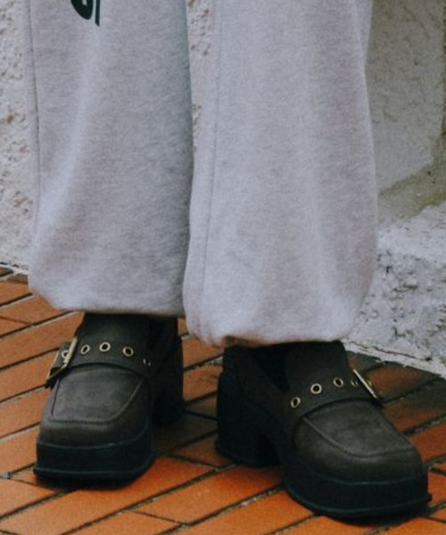 FOREVER 21(フォーエバー トゥエンティーワン)の「【2024FW】ベルトローファー(ローファー・レディース・ブラウン/ブラック・MEDIUM/LARGE/X-LARGE)」の2枚目の写真