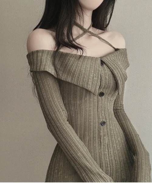 SHEENA(シーナ)の「クロスネックオフショルワイドリブニットワンピース(ワンピース・レディース・ブラック/カーキ・M)」の16枚目の写真