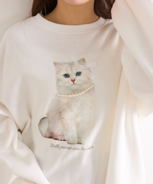 OLIVE des OLIVE（オリーブデオリーブ）の「【SNSで話題/裏起毛】おめかしネコスウェット（スウェット・レディース・オフホワイト/サックスブルー/スミクロ/ピンク・FREE）」の2枚目の写真