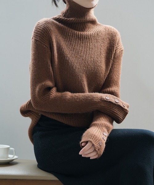 Alum'(アルム)の「袖ボタンタートルネックリブニットトップス(ニット/セーター・レディース・ブラック/グレイッシュベージュ/グレー/オフホワイト/ベージュ/ブラウン・FREE)」の5枚目の写真