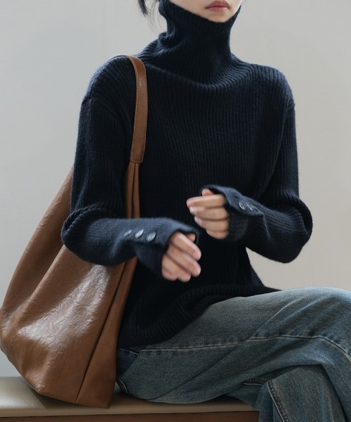 Alum'(アルム)の「袖ボタンタートルネックリブニットトップス(ニット/セーター・レディース・ブラック/グレイッシュベージュ/グレー/オフホワイト/ベージュ/ブラウン・FREE)」の3枚目の写真