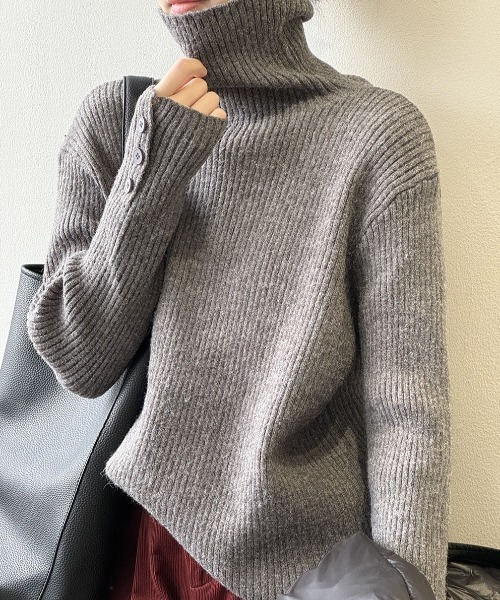 Alum'(アルム)の「袖ボタンタートルネックリブニットトップス(ニット/セーター・レディース・ブラック/グレイッシュベージュ/グレー/オフホワイト/ベージュ/ブラウン・FREE)」の8枚目の写真