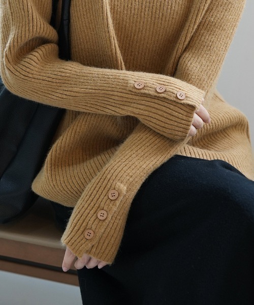 Alum'(アルム)の「袖ボタンタートルネックリブニットトップス(ニット/セーター・レディース・ブラック/グレイッシュベージュ/グレー/オフホワイト/ベージュ/ブラウン・FREE)」の12枚目の写真