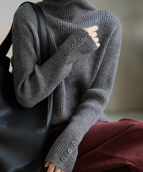 Alum'(アルム)の「袖ボタンタートルネックリブニットトップス(ニット/セーター・レディース・ブラック/グレイッシュベージュ/グレー/オフホワイト/ベージュ/ブラウン・FREE)」の15枚目の写真